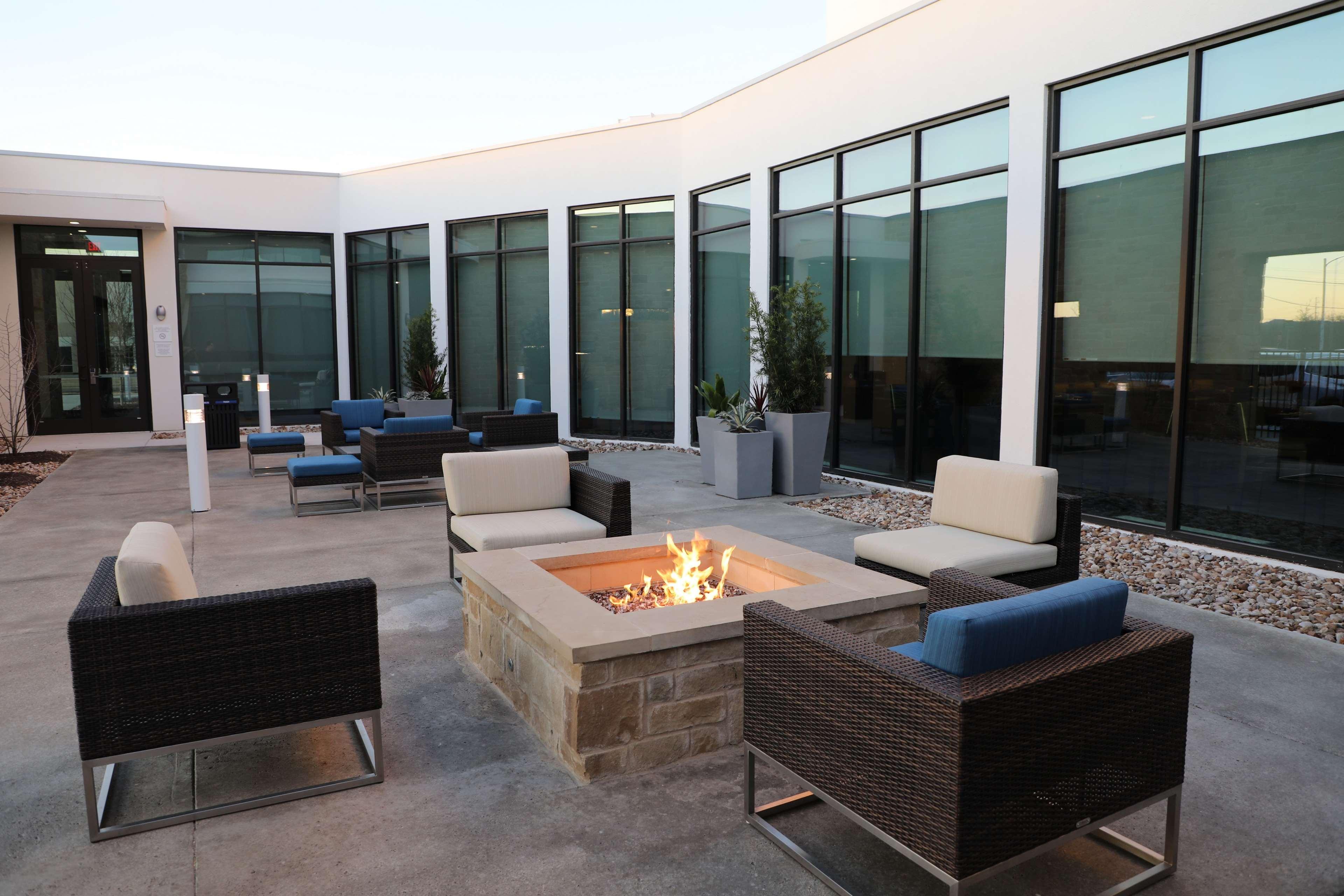 Hilton Garden Inn Austin Airport Экстерьер фото