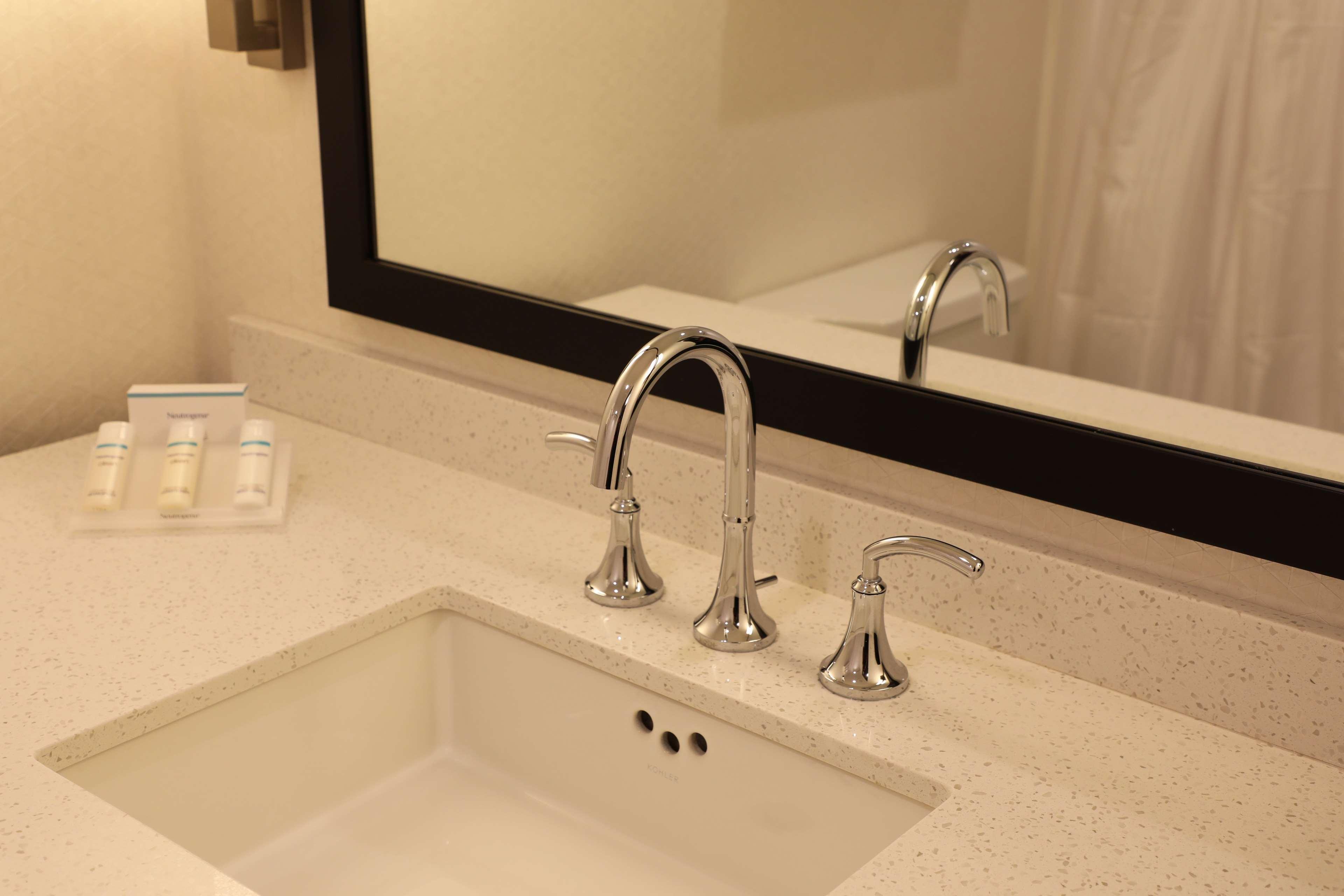Hilton Garden Inn Austin Airport Экстерьер фото