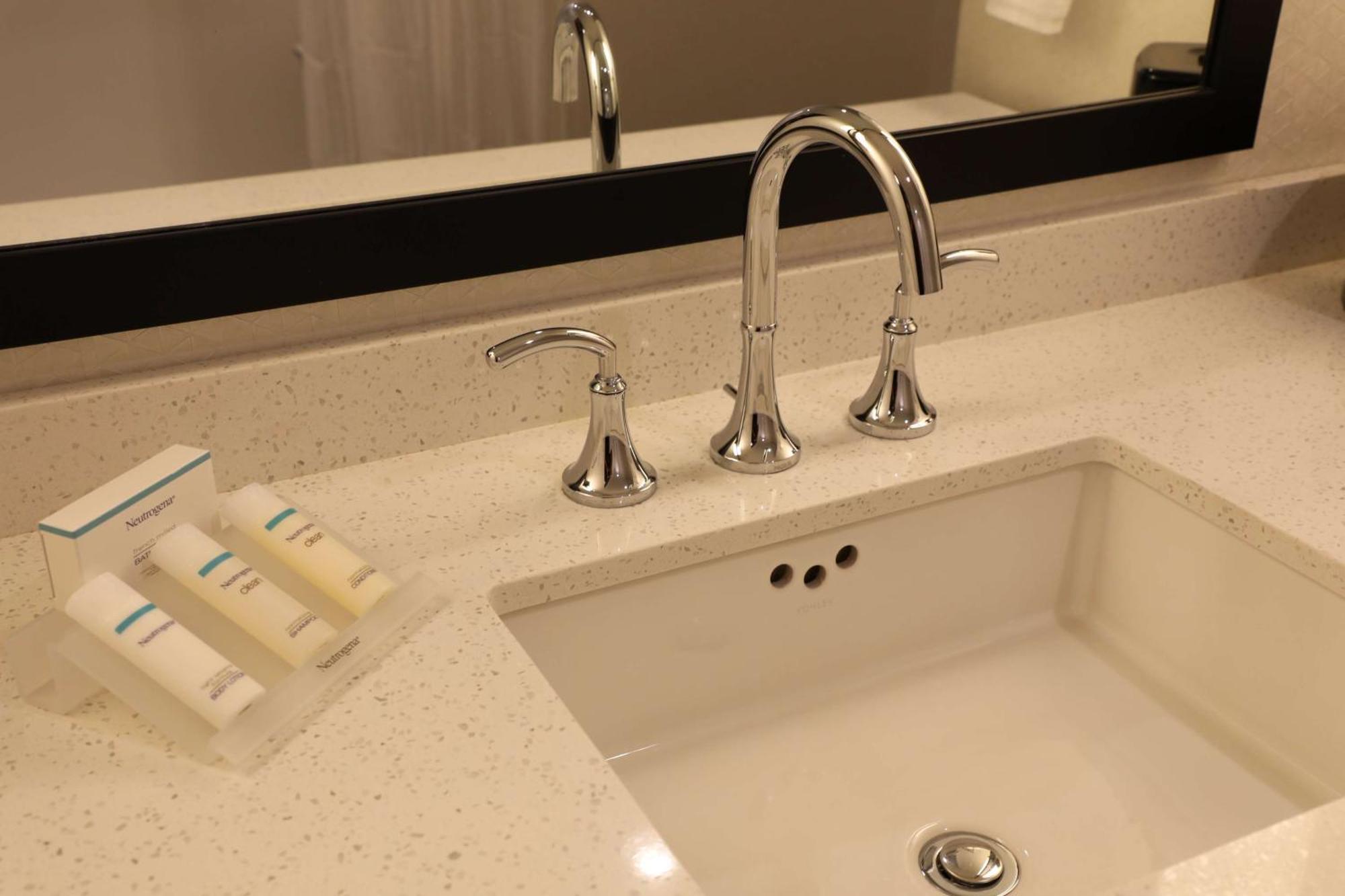 Hilton Garden Inn Austin Airport Экстерьер фото